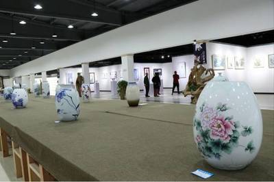 景德镇陶瓷大学客座教授郑海鸥率团赴赣开展书画交流活动